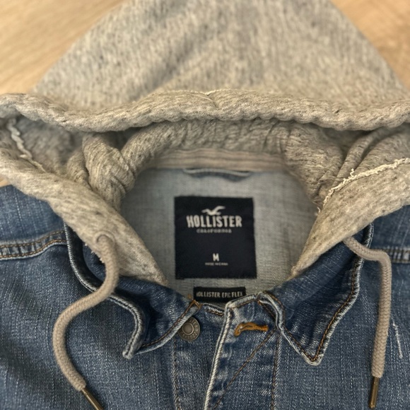 Like New Hollister Jean Jacket with Sweatshirt Logo Sleeves Unisex size M - Picture 2 of 9